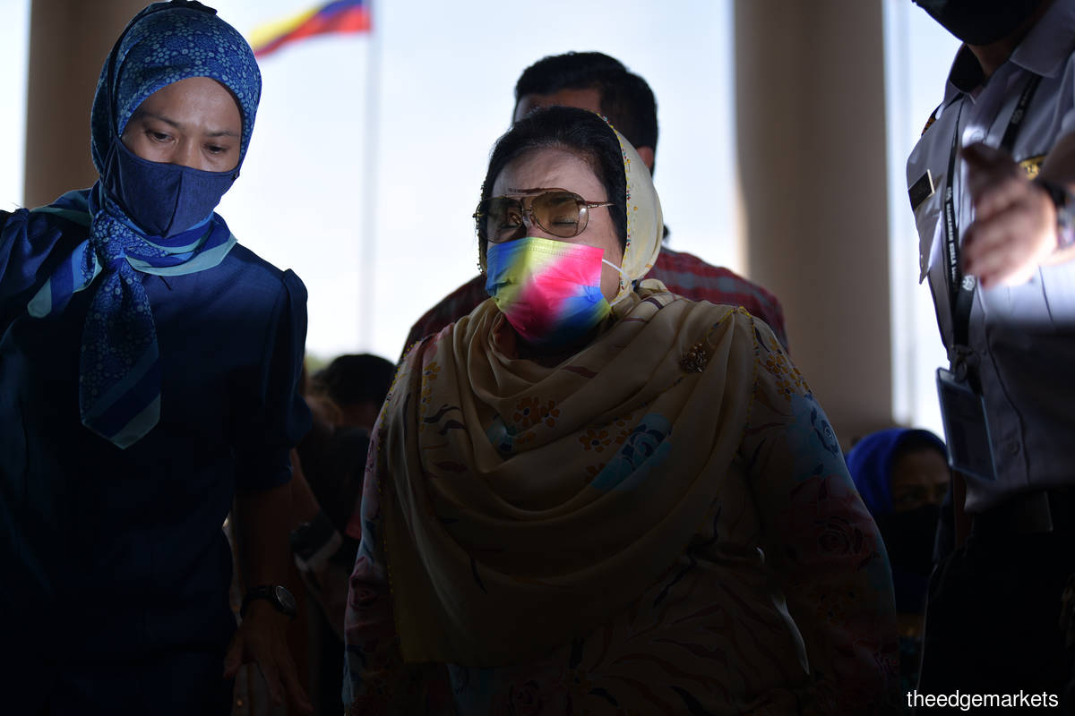 Rosmah (centre), in her application, was also seeking to be acquitted and discharged, arising from the declarations sought. (Photo by Mohd Suhaimi Mohamed Yusuf/The Edge)